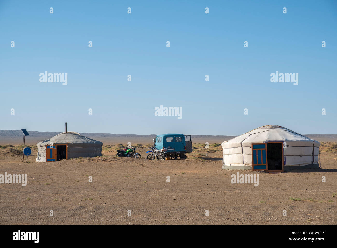 La yurta es una vivienda utilizada por los nómadas en las estepas del Asia central, protegido por una cubierta gruesa, fácil de transportar y óptimo para soportar el inten Foto de stock