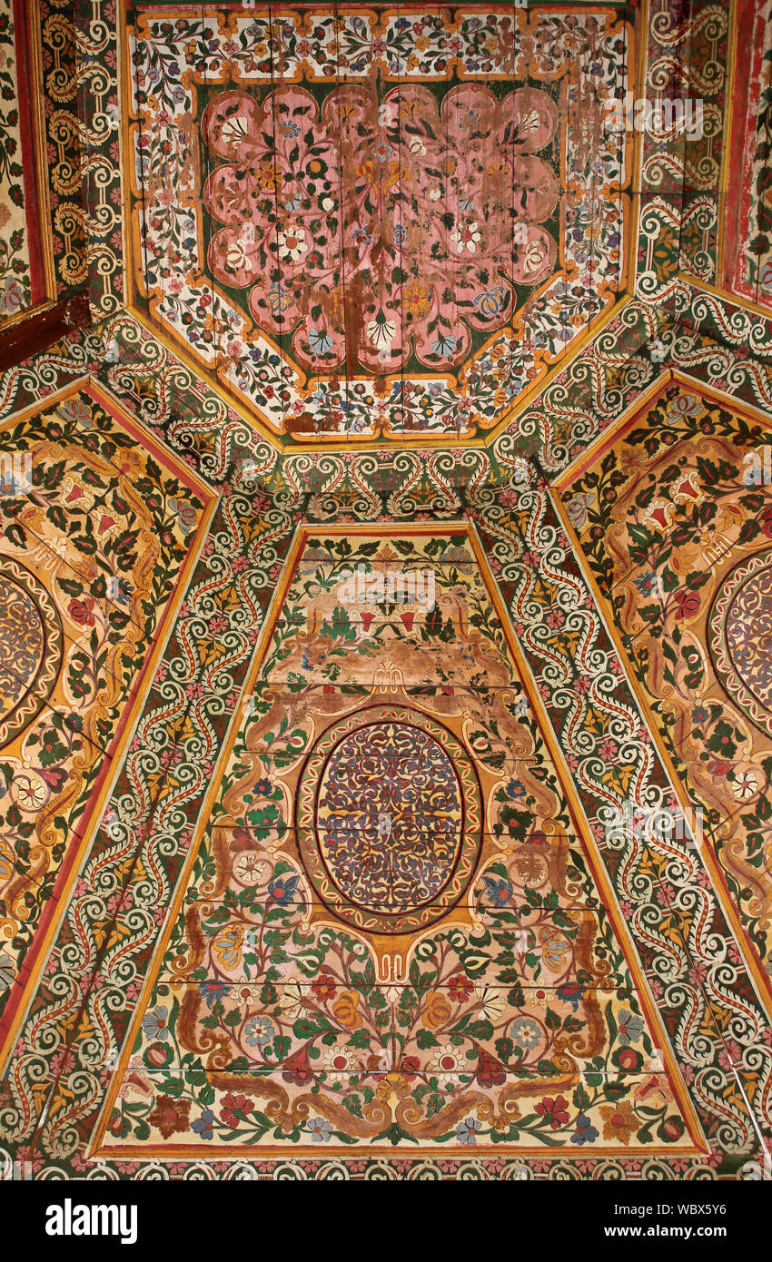 Adornados techo pintado en el Palacio Bahía Marrakech, Marruecos Foto de stock