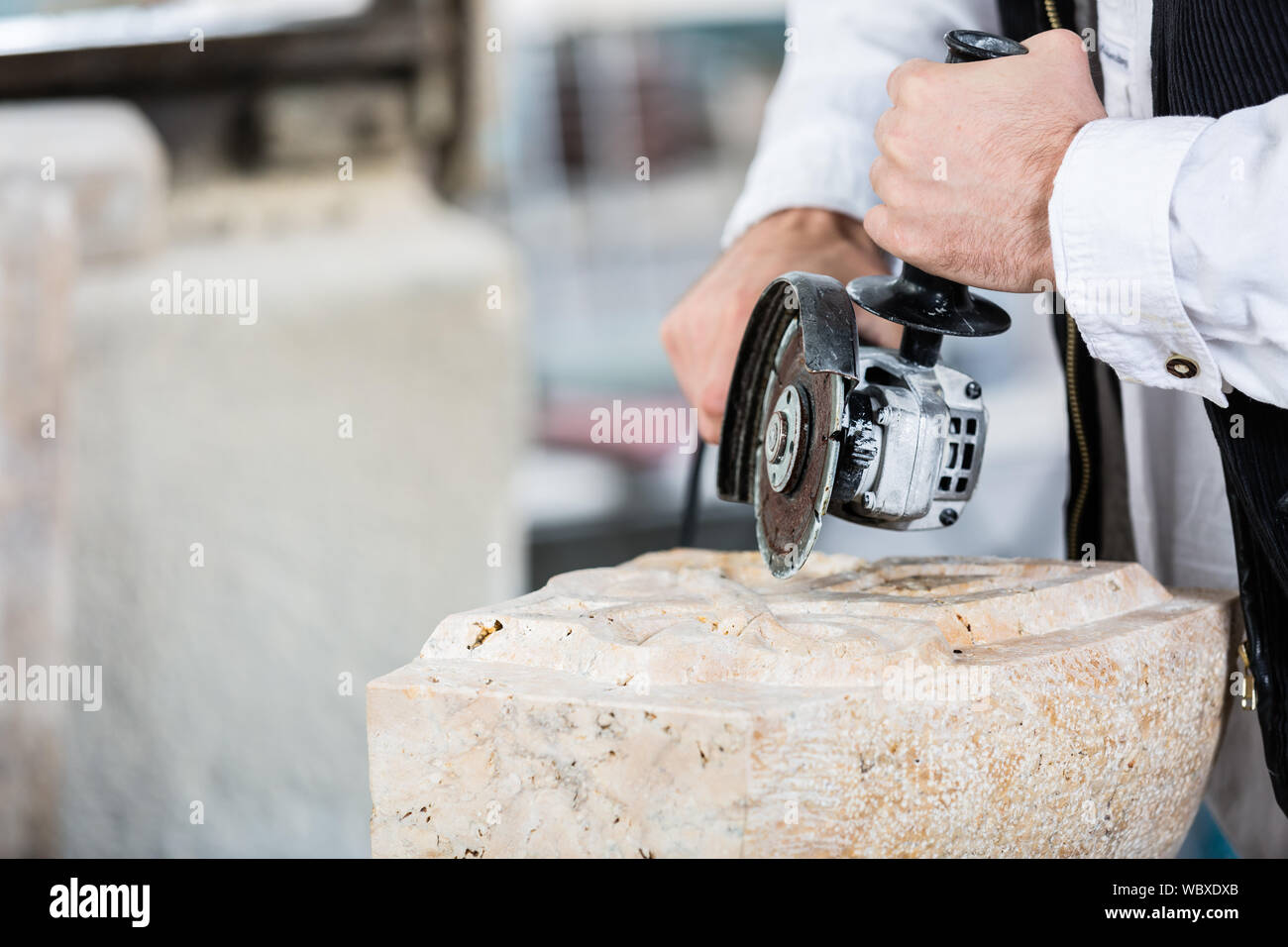 Albañil cortar mármol con amoladora angular Fotografía de stock - Alamy