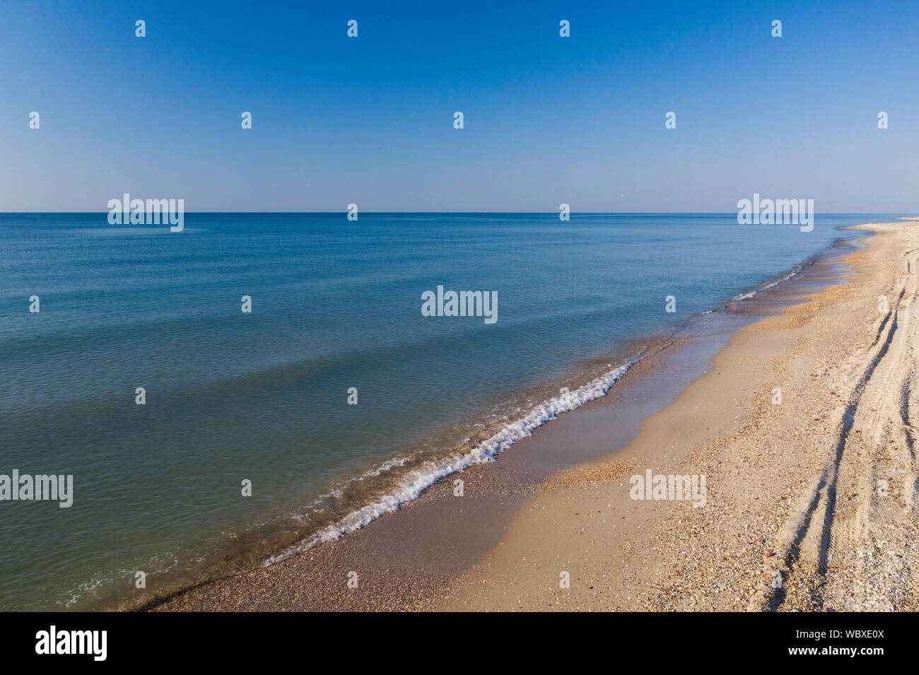 Una playa en la costa del mar Negro en un día soleado, Ucrania Foto de stock