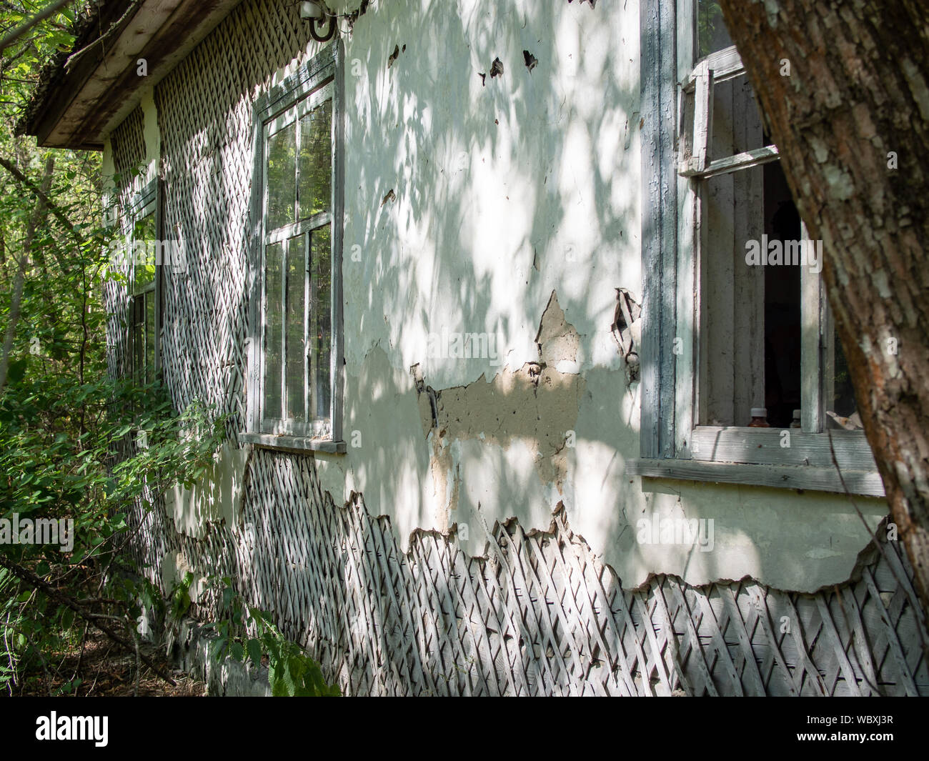 Casa rural abandonada en Zalissya aldea en la zona de exclusión de Chernobyl, Ucrania Foto de stock