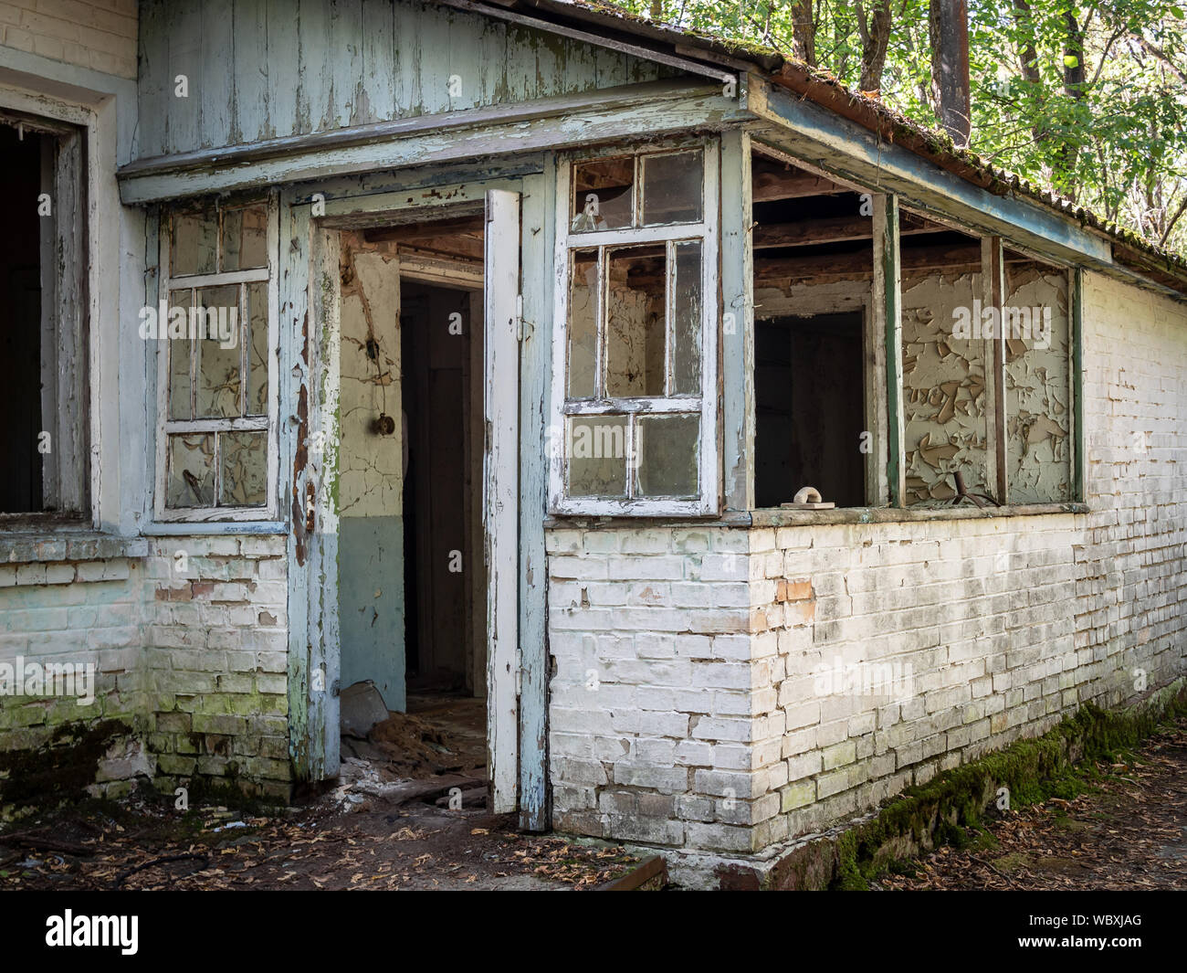 Casa rural abandonada en Zalissya aldea en la zona de exclusión de Chernobyl, Ucrania Foto de stock