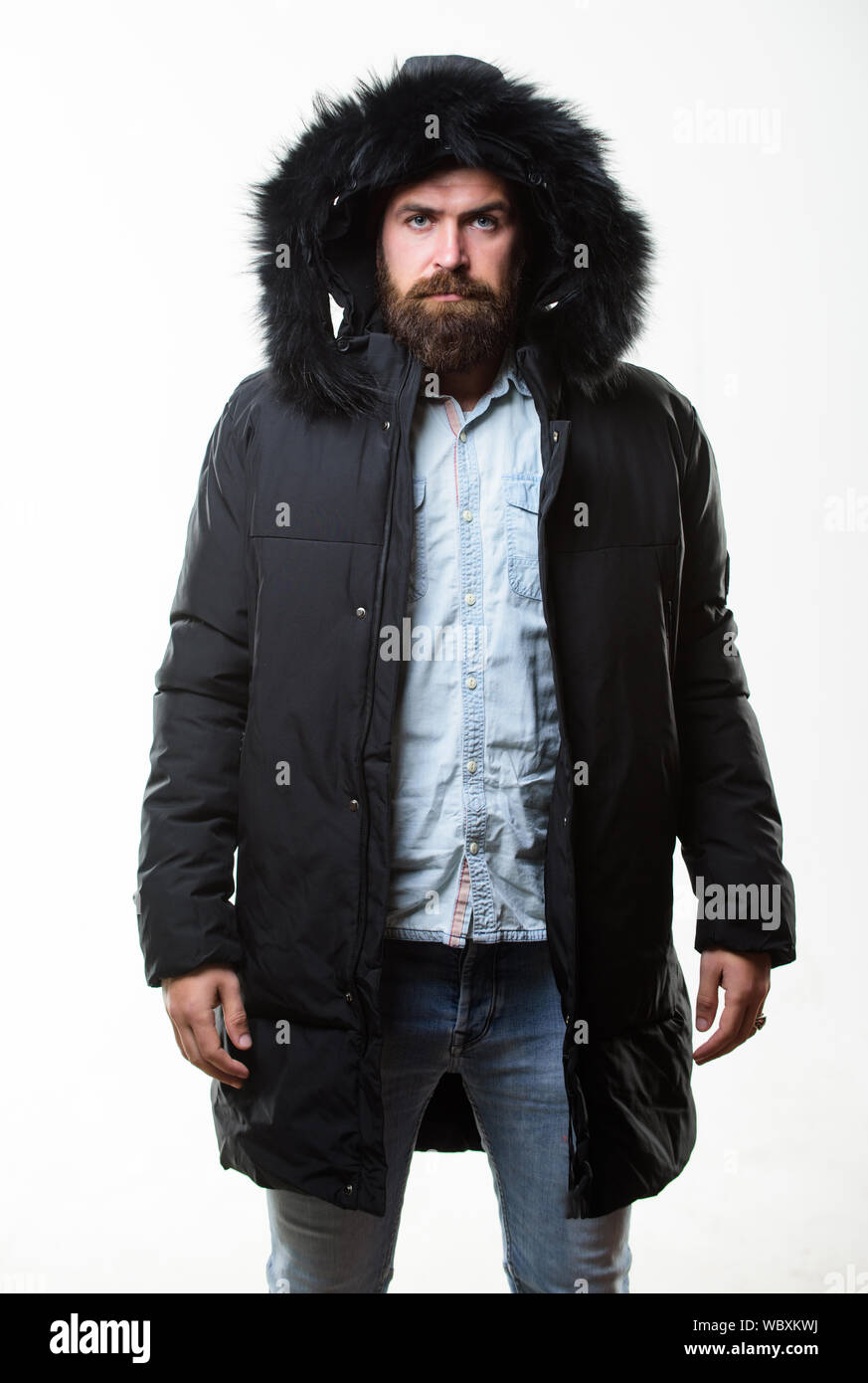 Hipster fashion de Guy se visten de chaqueta de invierno con capucha. Preparados para los cambios Elegante ropa de invierno. El hombre barbado stand chaqueta parka aislado sobre fondo