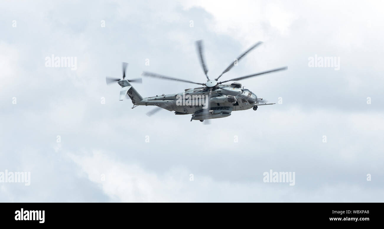BEAUFORT, CAROLINA DEL SUR, el 20 de abril de 2017: un tipo CH-53E Super Stallion helicóptero vuela y bancos en el Marine Corp Air Station en Beaufort, Sur Caroli Foto de stock