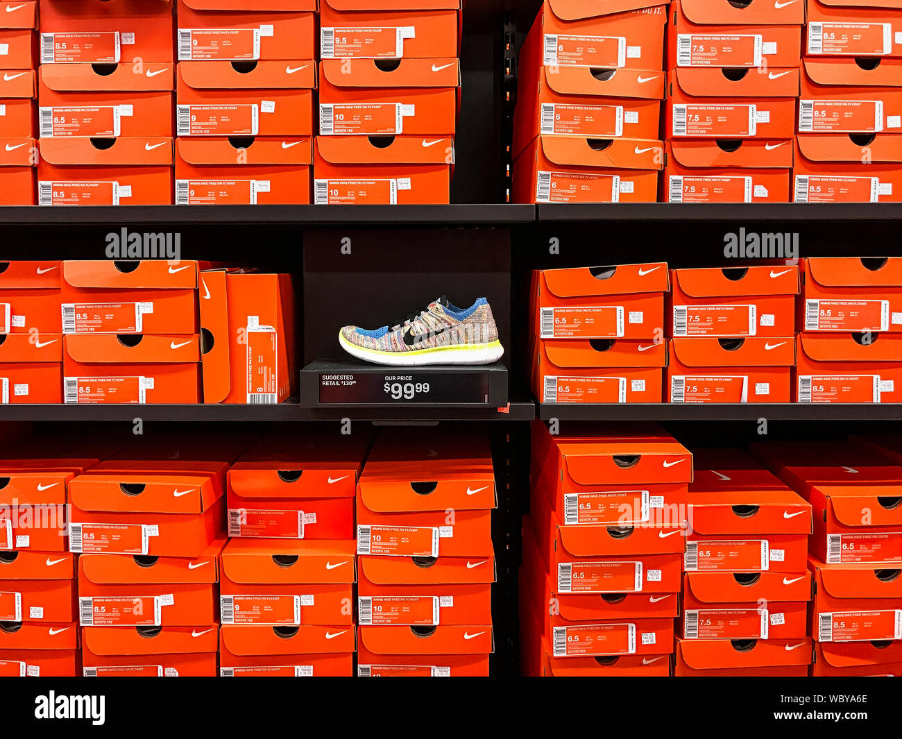 Nike outlet e alta resolución - Alamy