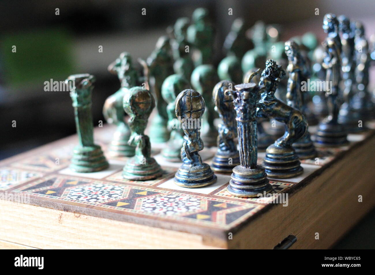 Close-up de piezas de ajedrez en el libro Foto de stock