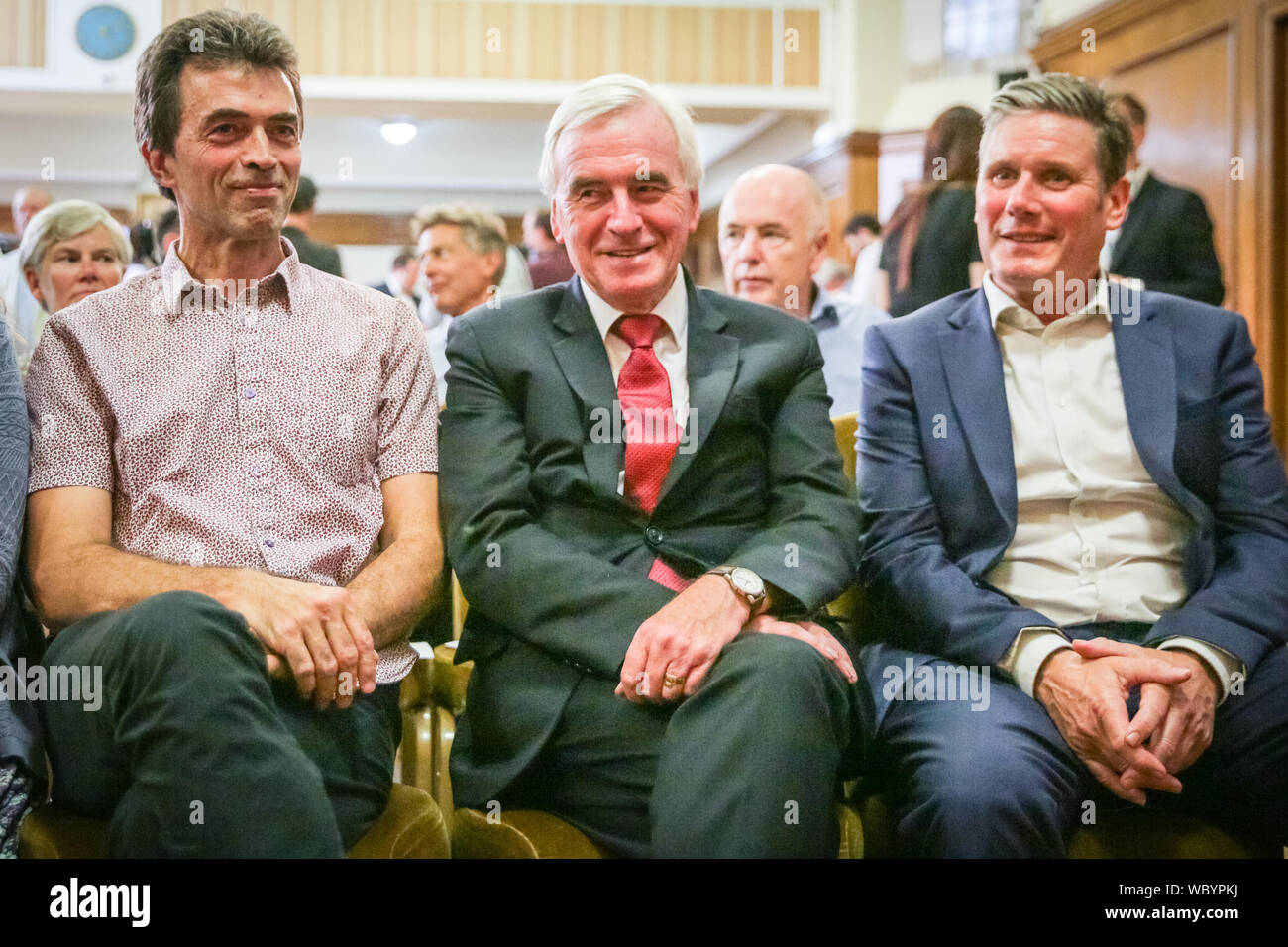 Londres, Reino Unido. 27 Aug, 2019. (De izquierda a derecha) Tom Freno, Lib Dem, John McDonnell, mano de obra, Sir Kier Starmer, la mano de obra. Diputados de distintos partidos y los dirigentes del partido de oposición armado en el histórico emplazamiento de la casa de la Iglesia en Londres para firmar su declaración de "La Casa de la Iglesia', con la intención de dejar el Parlamento de ser cerrado por el gobierno. Hasta alrededor de 160 diputados se piensan para haber firmado la decl. Crédito: Imageplotter/Alamy Foto de stock