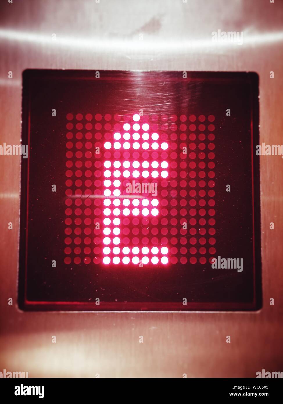 Close-up de letra e iluminada con señal de flecha en el elevador Foto de stock