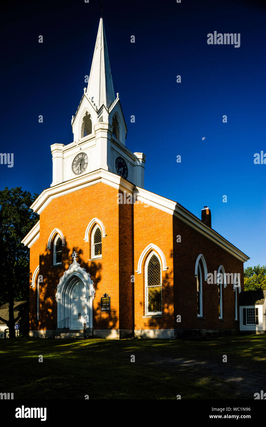 Sur Parroquia Iglesia Unitaria de Charlestown Calle Principal Distrito Histórico   Charlestown, New Hampshire, EE.UU. Foto de stock