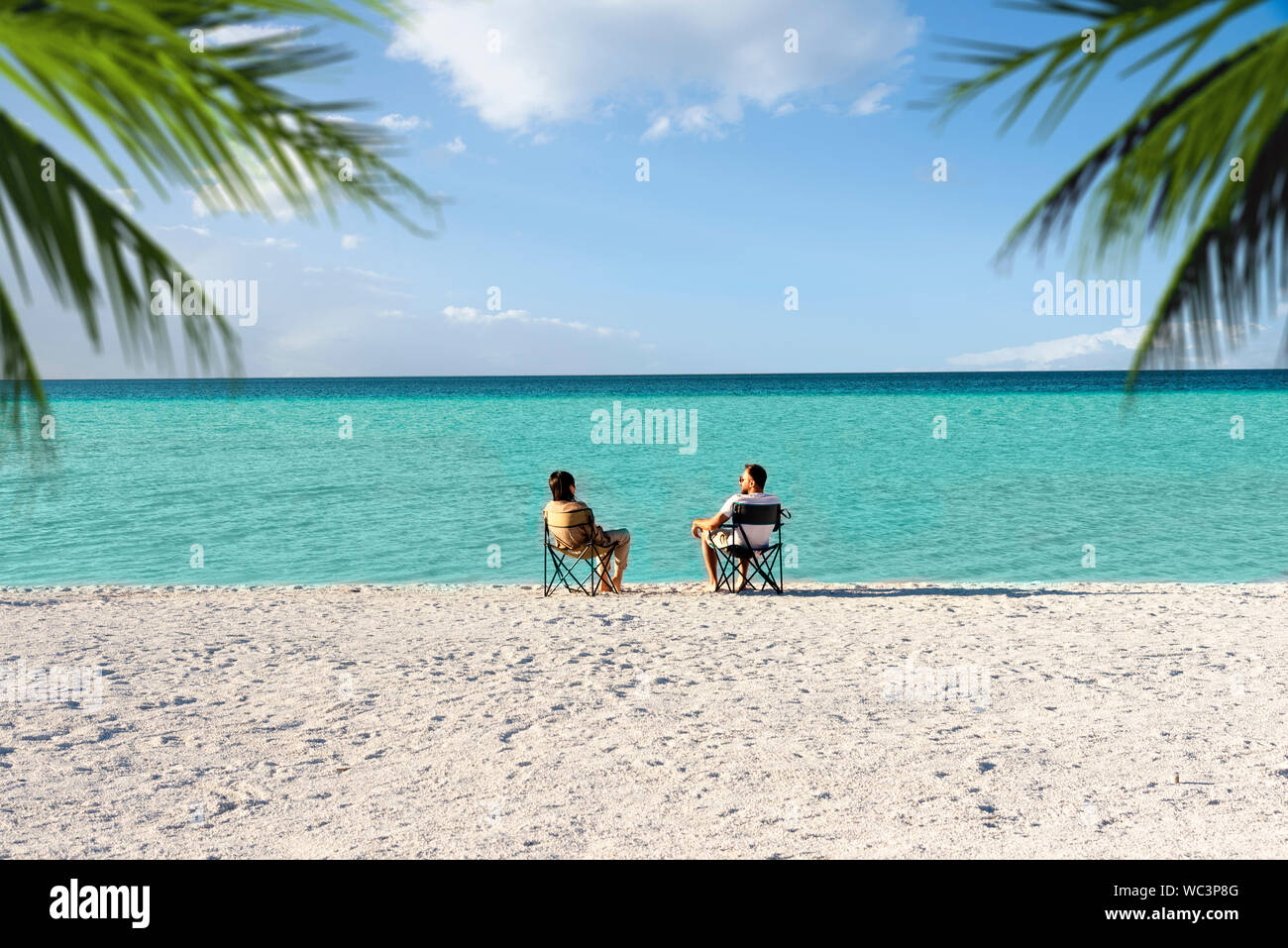 Salda lago como Maldivas, con arenas blancas y aguas color turquesa. Una pareja sentados en sillas portátiles cerca de la orilla del agua. Burdur / Turquía. Mou Foto de stock