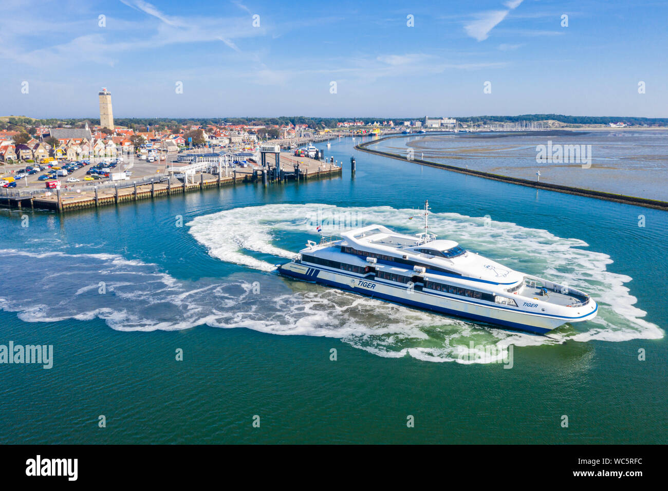 Países Bajos, Terschelling - Agosto 25, 2019: catamarán MS Tiger deja puerto de West-Terschelling, Islas Frisias Occidentales en su camino al puerto holandés de Har Foto de stock