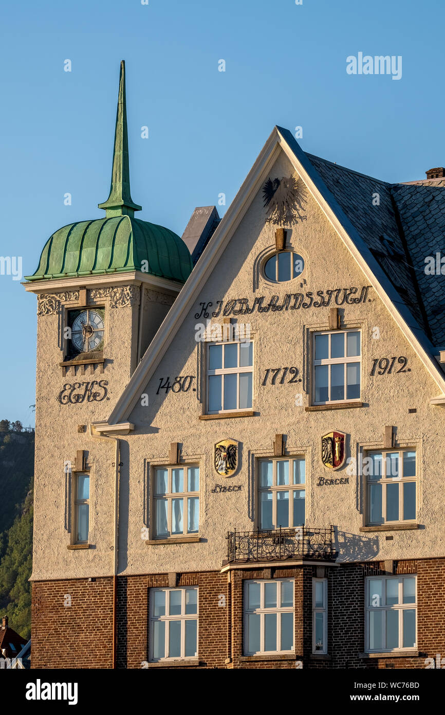 Edificio antiguo con la inscripción, la torre del reloj, Røst, puerto de Bergen, el cielo azul, Hordaland, Noruega, Escandinavia, Europa, Bergen, ni viajes, turismo, d Foto de stock