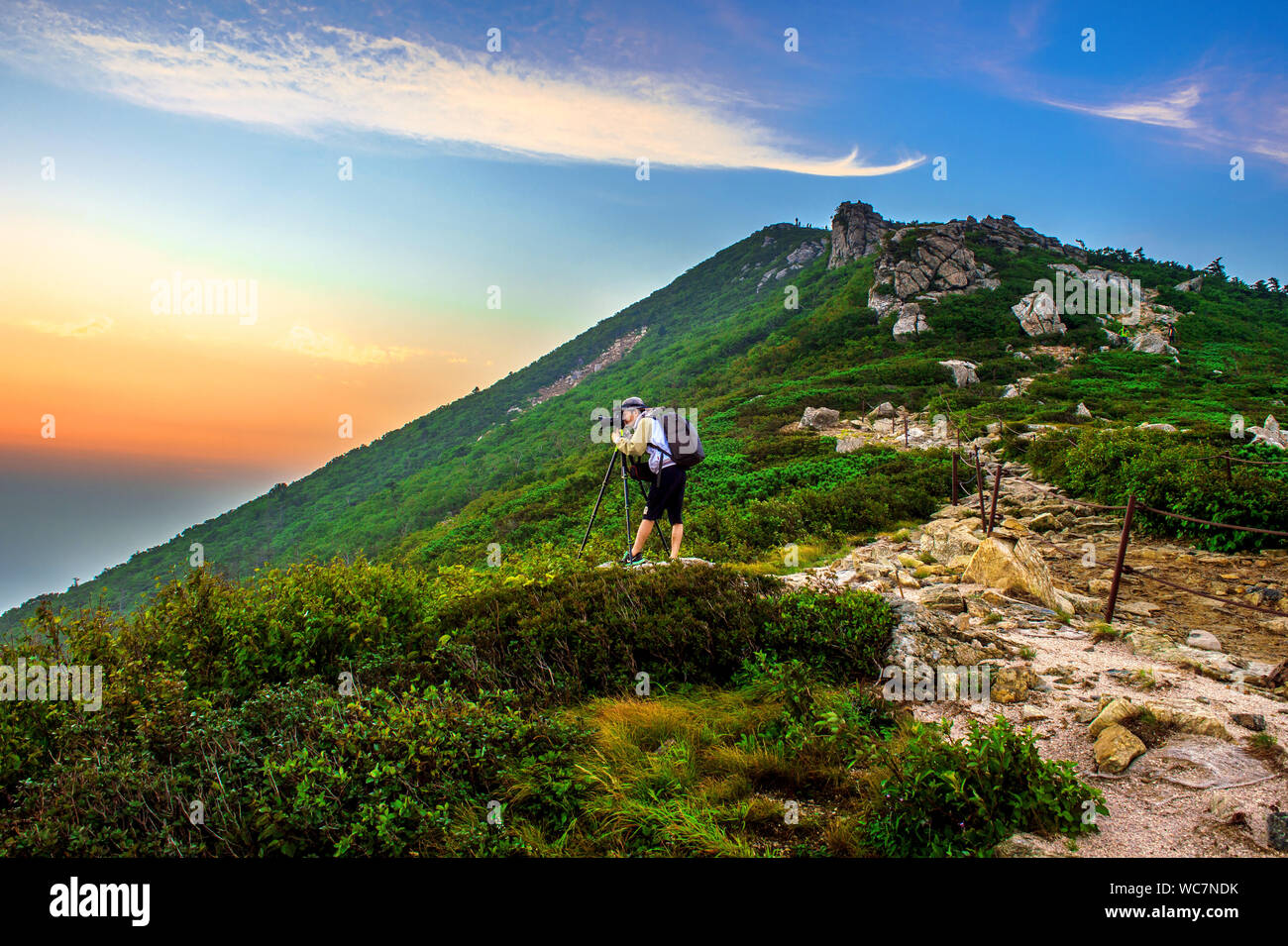 Hombre fotografiar a través de cámara mientras está de pie sobre la montaña en el Parque Nacional de Seoraksan Foto de stock