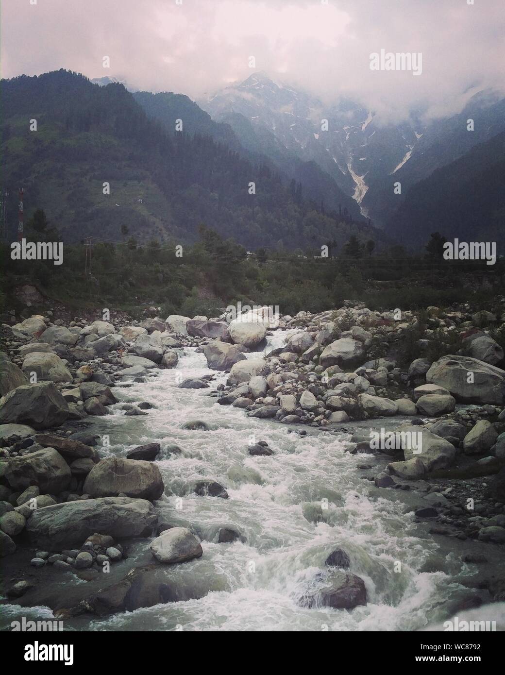 Río Beas a través de rocas contra el Himalaya en Manali Foto de stock