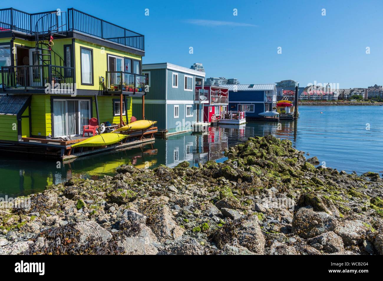 Coloridas casas flotantes en Fisherman's Wharf en Victoria, BC. Foto de stock