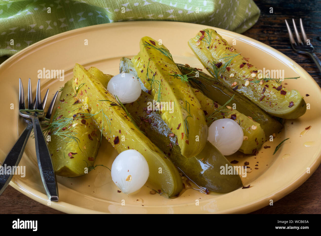 Close-up de Dill Pickle Seasoning Chiles en tabla Foto de stock