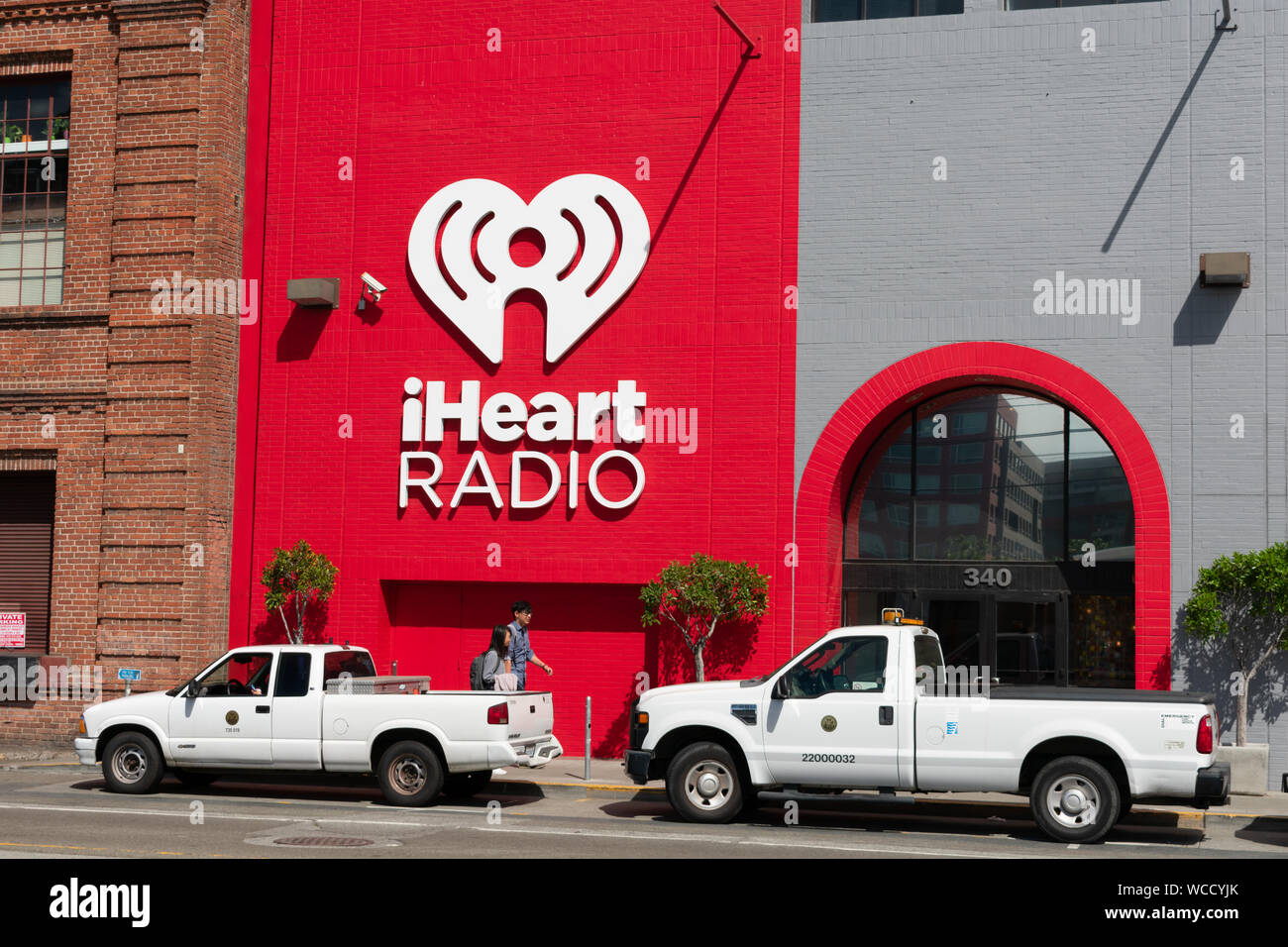 Radio iHeart firmar y logotipo de empresa oficina fachada. iHeartRadio  libre es una emisión de radio por internet y la plataforma propiedad de  iHeartMedia - San Francisco Fotografía de stock - Alamy