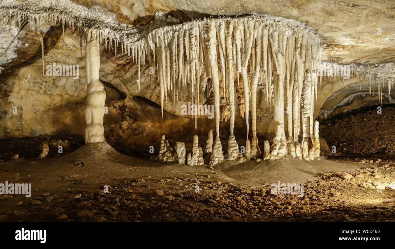 Las estalactitas y estalagmitas en las Cuevas Jenolan Foto de stock