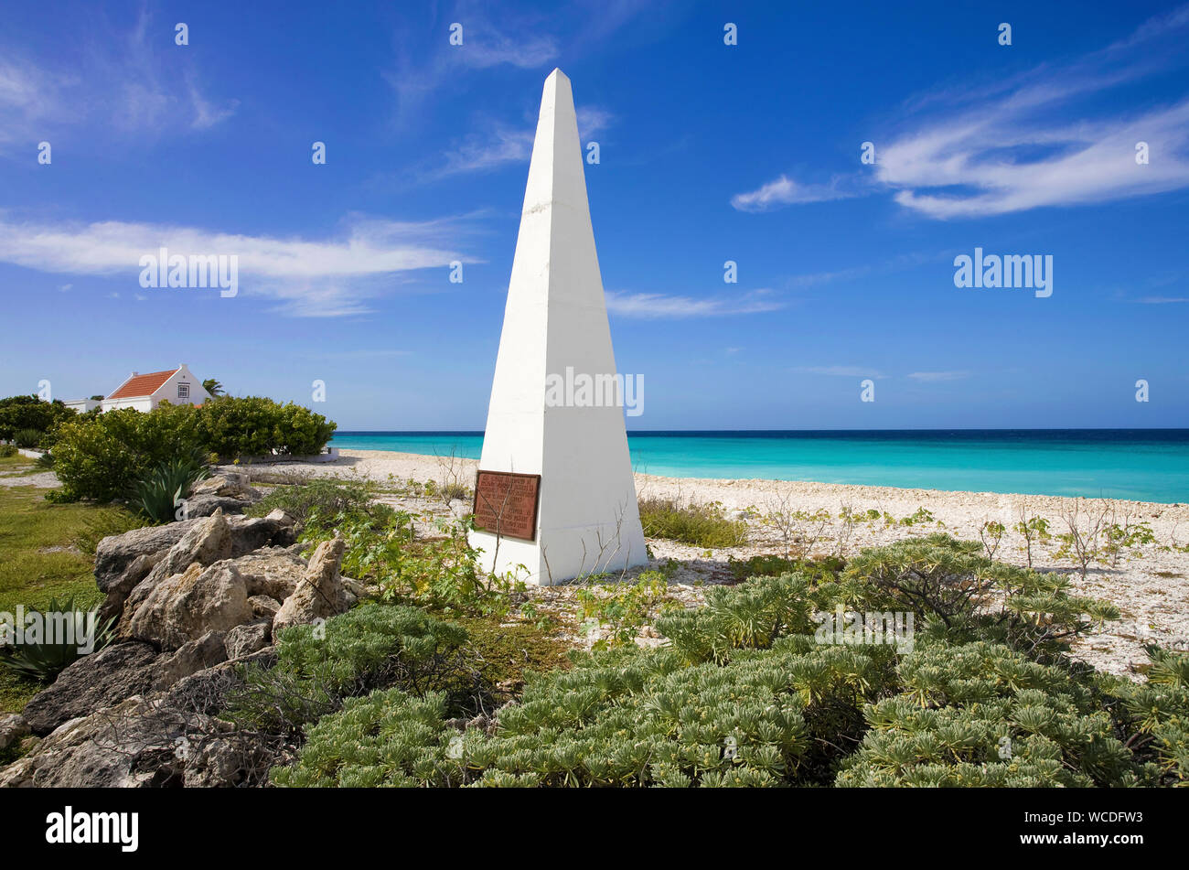 Obelisco, edificado en 1837, orientación de la nave de transporte de sal, Bonaire, Antillas Holandesas Foto de stock