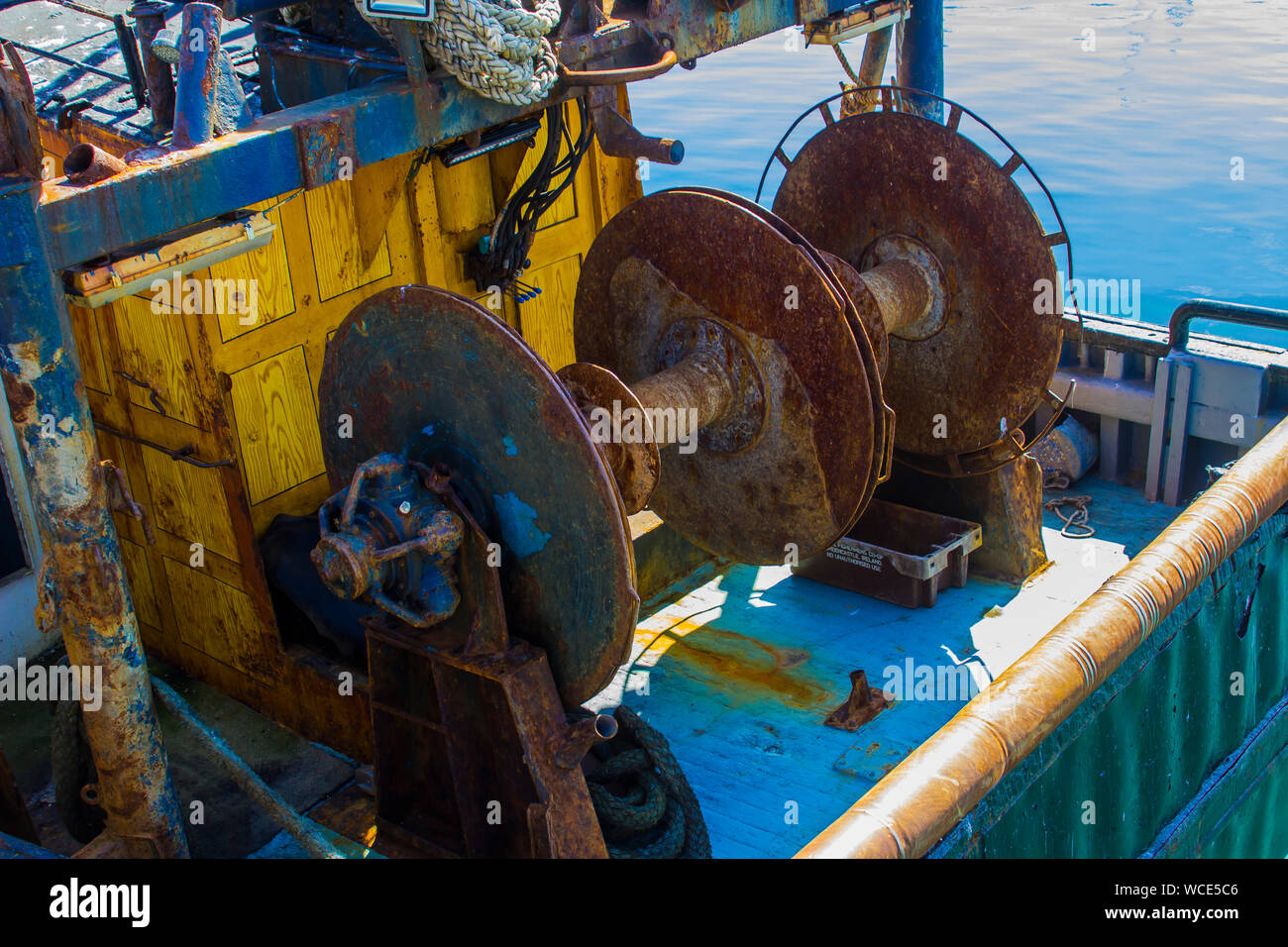 Un oxidado arrastrero malacate en un barco atracado en el puerto Ardglass Foto de stock