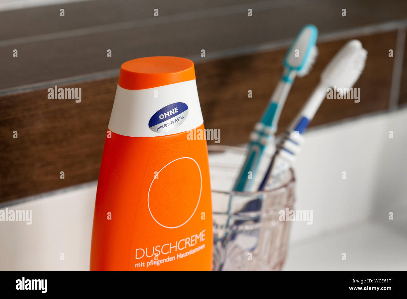 Crema de ducha con la etiqueta sin microplastics - Alemania Foto de stock