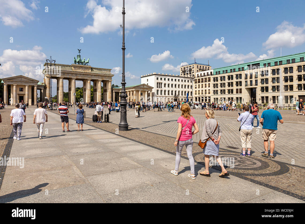 Los turistas de la Pariser Platz, en frente de la Puerta de Brandenburgo en Berlín, Alemania Foto de stock