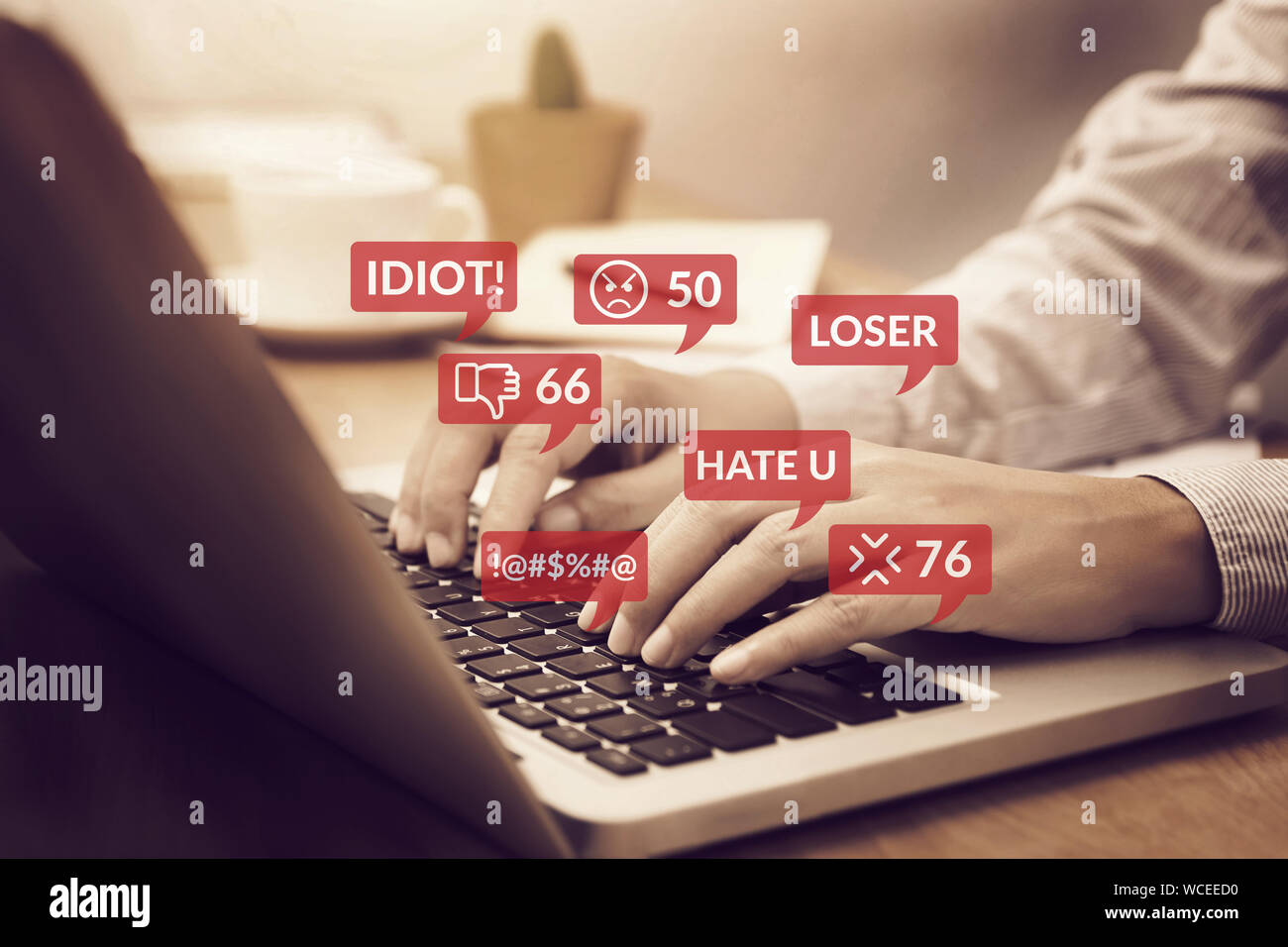 Cyber Bullying concepto. personas utilizando el ordenador portátil portátil para los medios de comunicación social las interacciones con los iconos de notificación de mensajes de odio y comentario en media Foto de stock