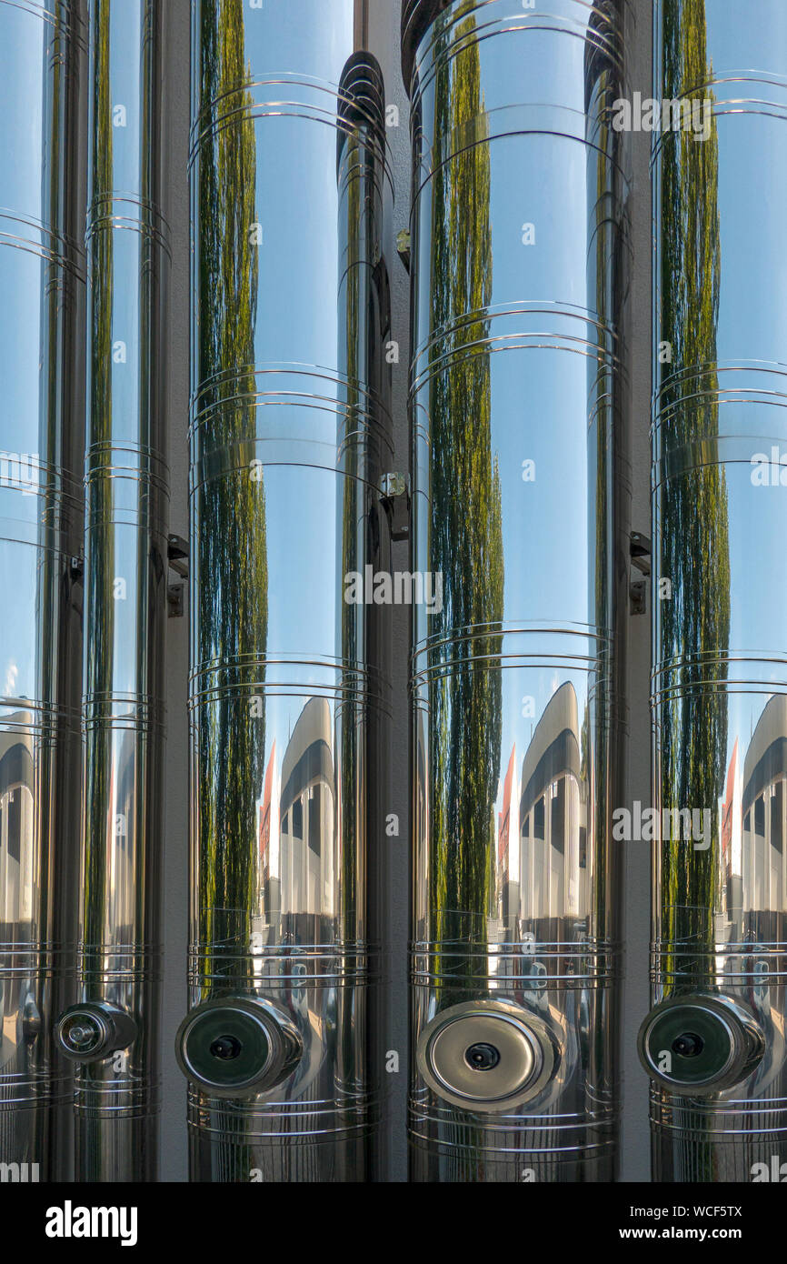 Los tubos verticales de acero inoxidable con reflejos Foto de stock