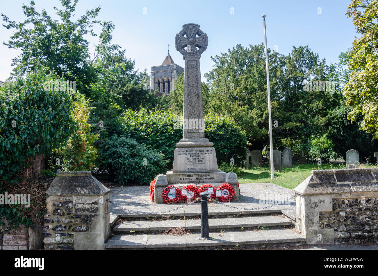 Un monumento conmemorativo de la guerra en la forma de una cruz de piedra en el cementerio de la iglesia de Santa María en la aldea de Twyford en Berkshire, Reino Unido Foto de stock