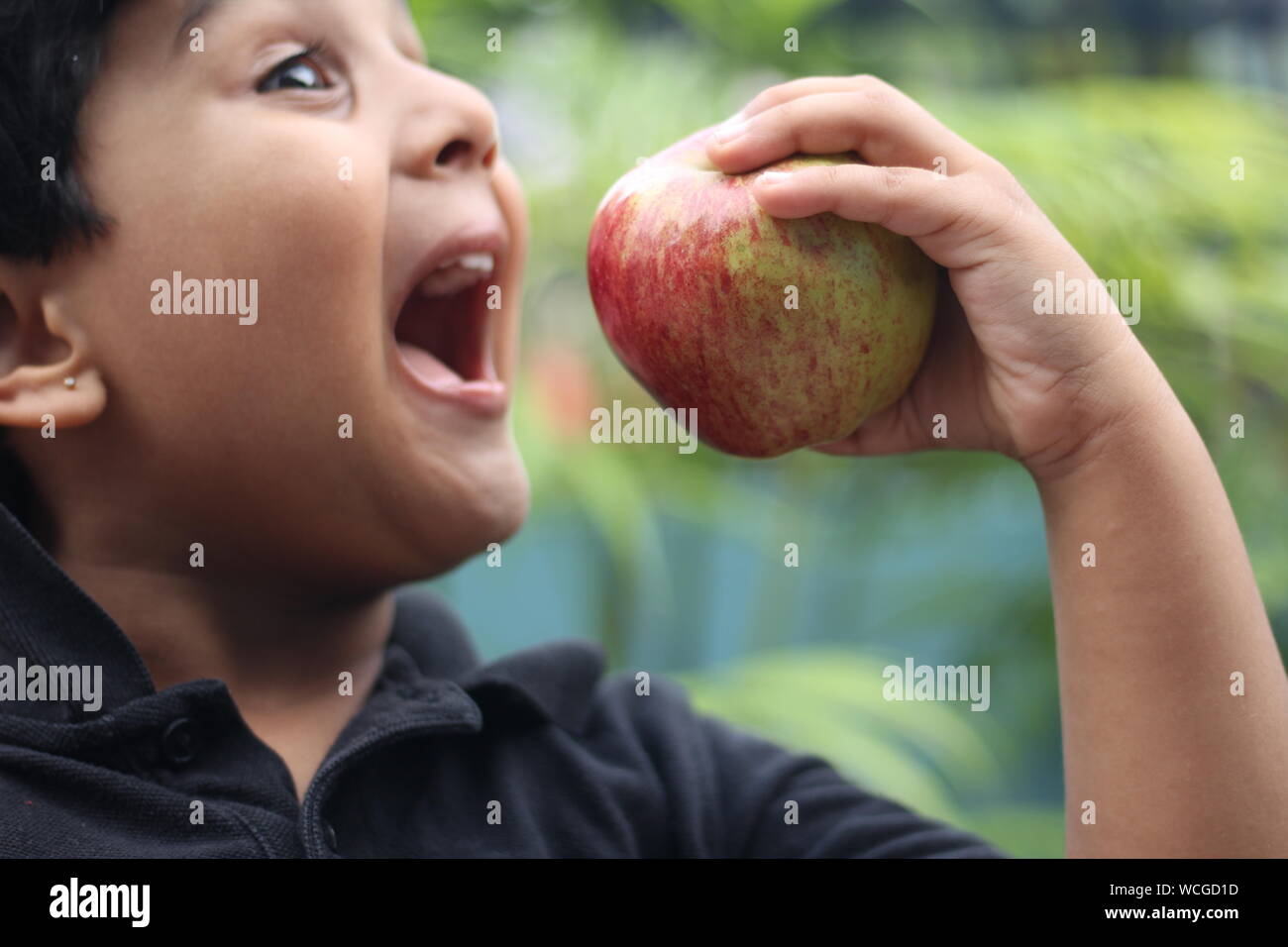 Close-up de Boy comiendo Apple Foto de stock