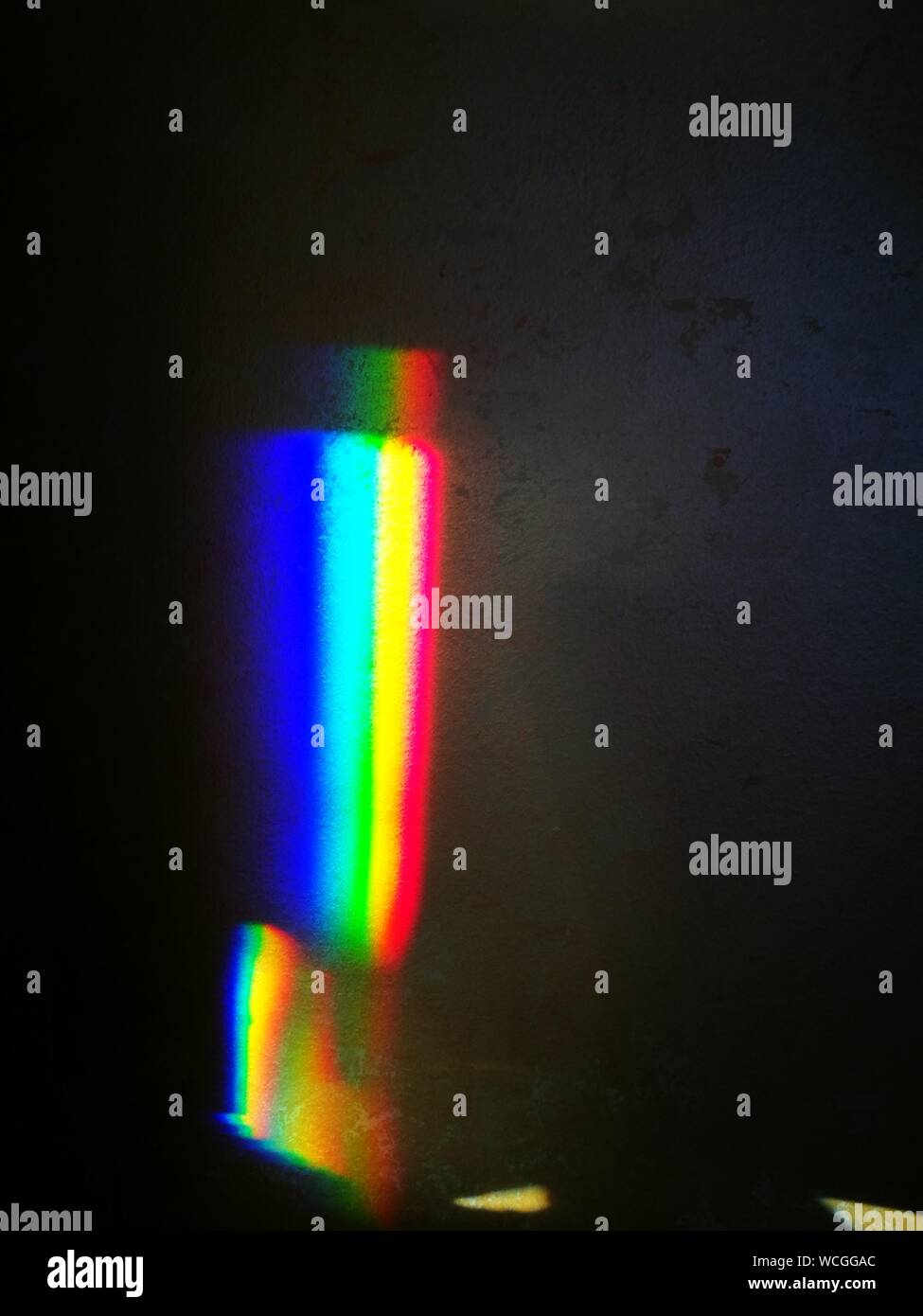 Espectro iluminada contra un fondo negro Foto de stock