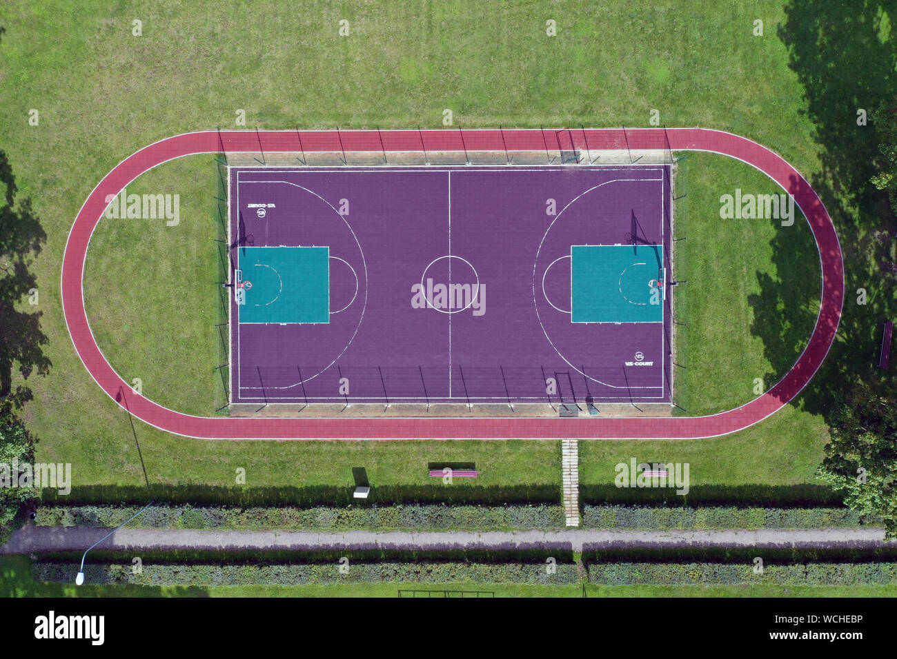 Nueva cancha de baloncesto en el pequeño estadio, antena Fotografía de  stock - Alamy