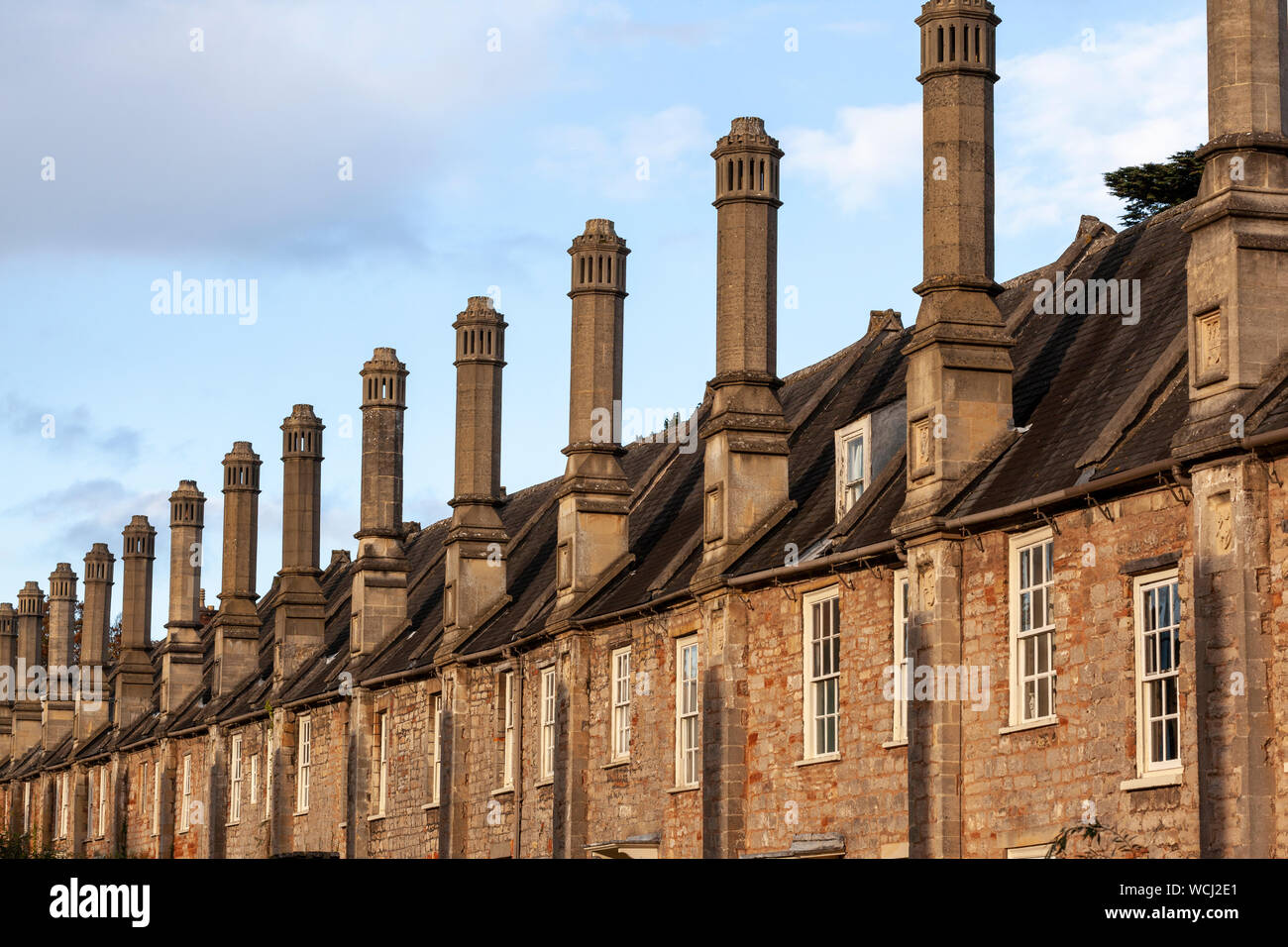 Una línea de chimeneas en las casas a lo largo de la histórica vicarios cerca de Wells, Somerset Foto de stock