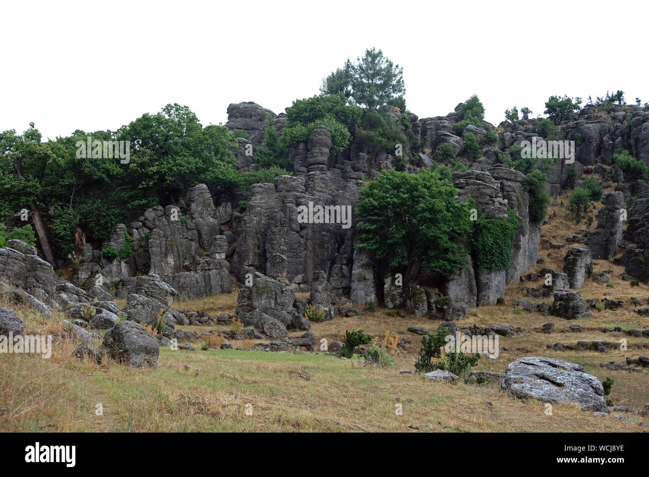 Hombre rocas en Antalyaformaciones rocosas son conglomerated como