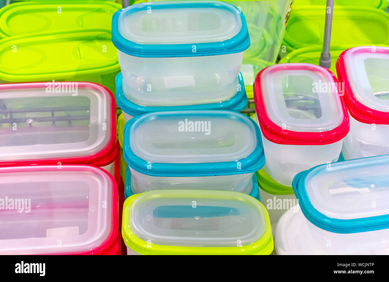 Los recipientes de plástico para almacenar alimentos y uso en el microondas  Fotografía de stock - Alamy