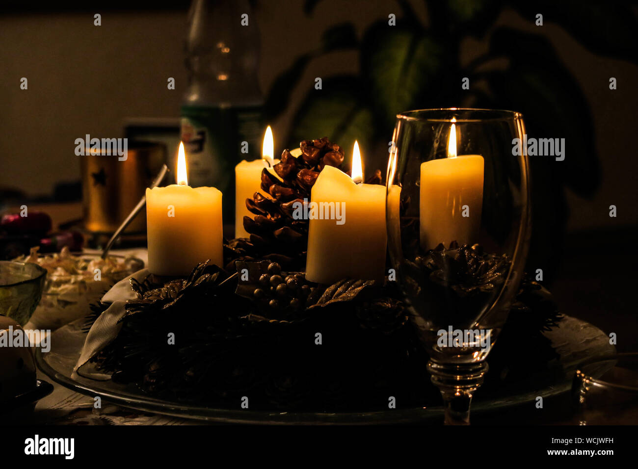 Velas que brillan intensamente en el cuarto oscuro durante la Navidad Foto de stock