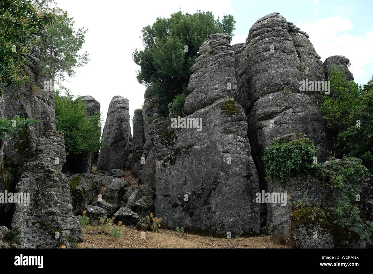 Hombre rocas en Antalyaformaciones rocosas son conglomerated como