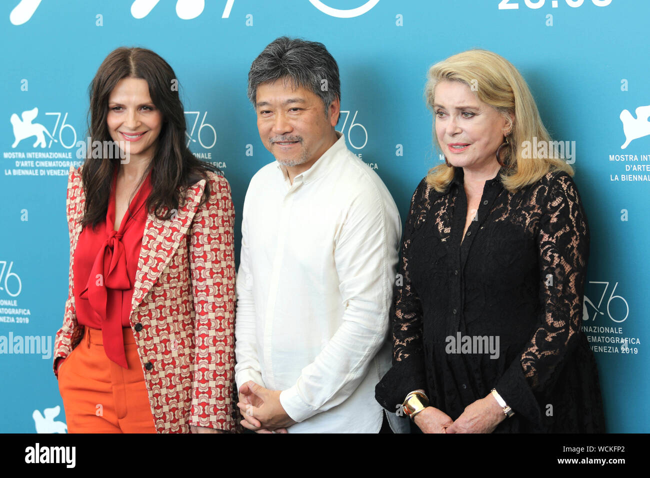 Italia, Lido di Venezia, a 28 de agosto, 2019: Juliette Binoche, el director Hirokazu Kore-eda y Catherine Deneuve en el photocall de la película "La verite" Foto de stock