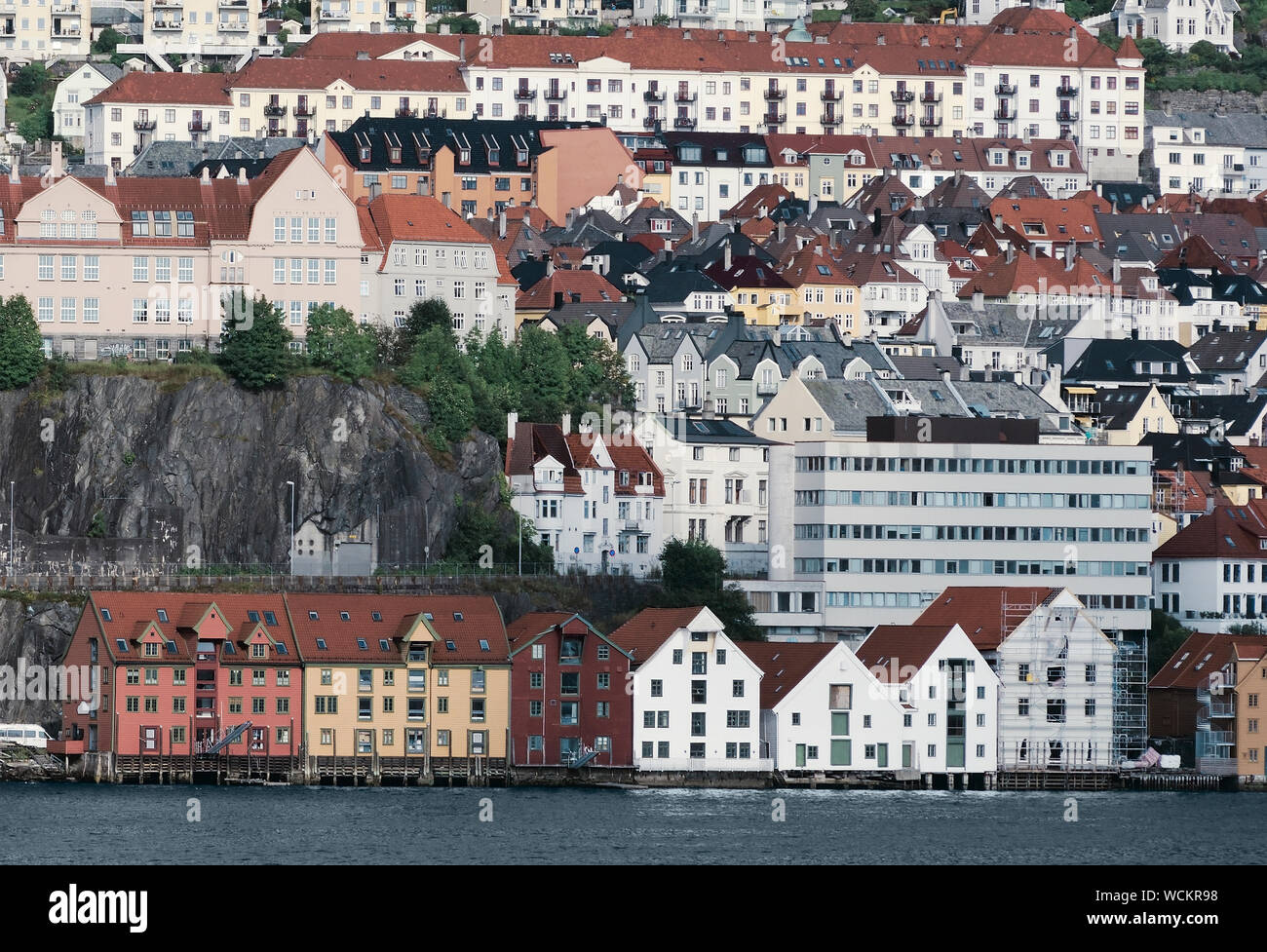 Pintorescas Casas en la ladera de montaña en Bergen, Noruega Foto de stock
