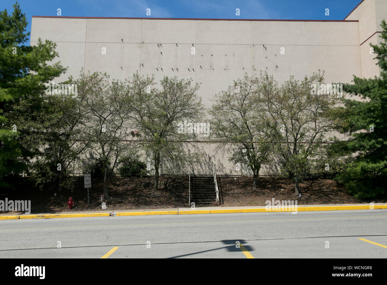 La descolorida esbozo de Dillard's logo cartel fuera de una tienda