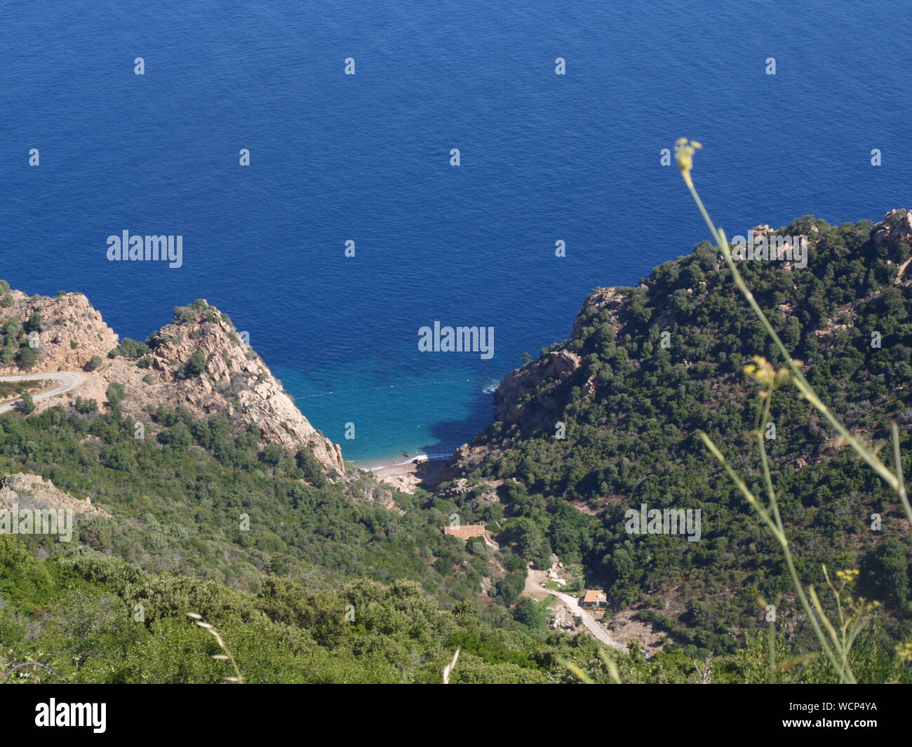 Vista aérea del precipicio contra el mar Foto de stock