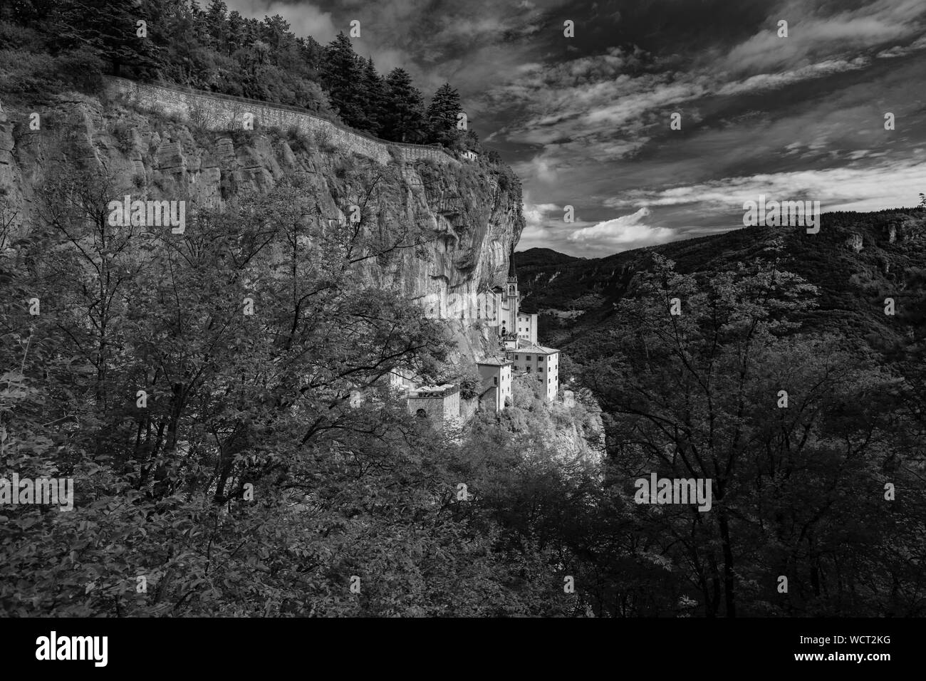 Spiazzi, de Italia, de Europa, de agosto de 2019, el Santuario de la Madonna della Corona Iglesia Foto de stock