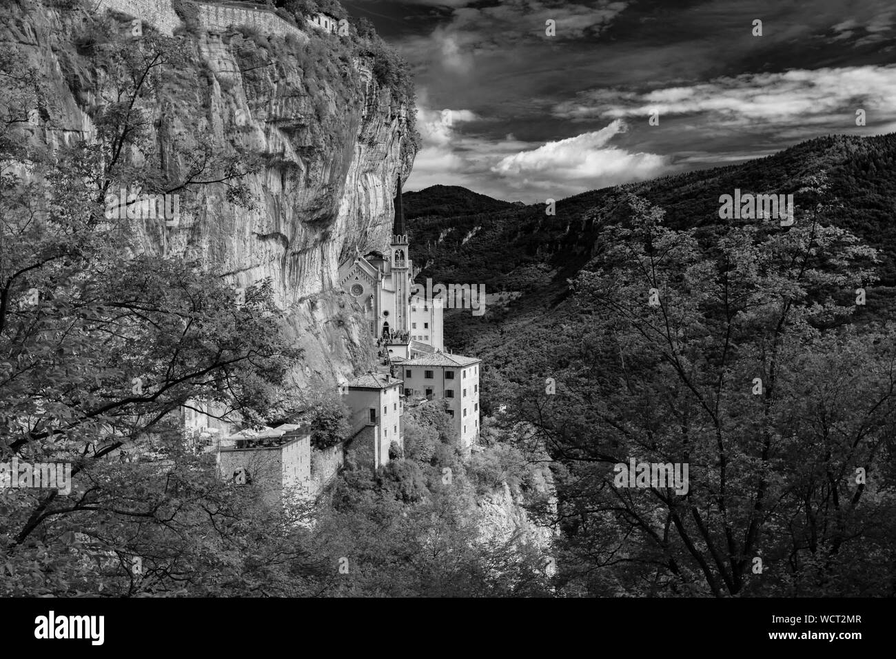 Spiazzi, de Italia, de Europa, de agosto de 2019, el Santuario de la Madonna della Corona Iglesia Foto de stock