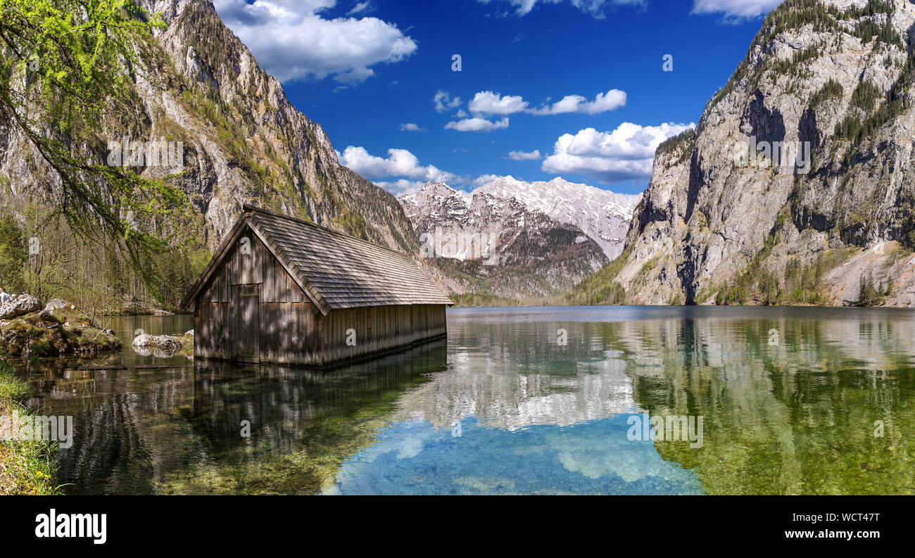 Famoso bote casa cabaña con vista sobre el lago Obersee delante de Watzmann alpino de montaña en el parque nacional de Berchtesgadener Land de Baviera Alpes alemanes Foto de stock
