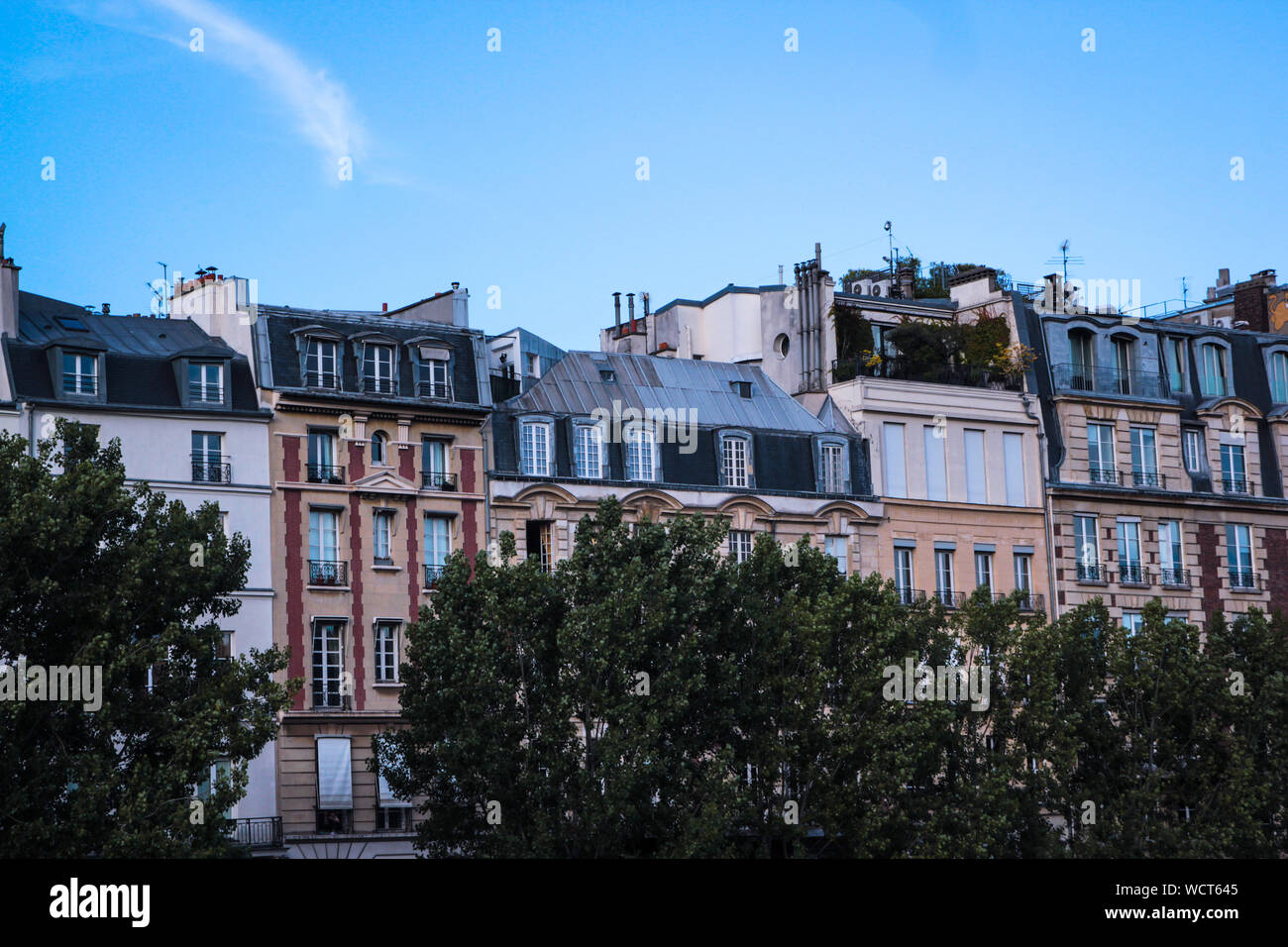 Ver Fornt de edificios históricos en la ciudad contra el cielo azul Foto de stock