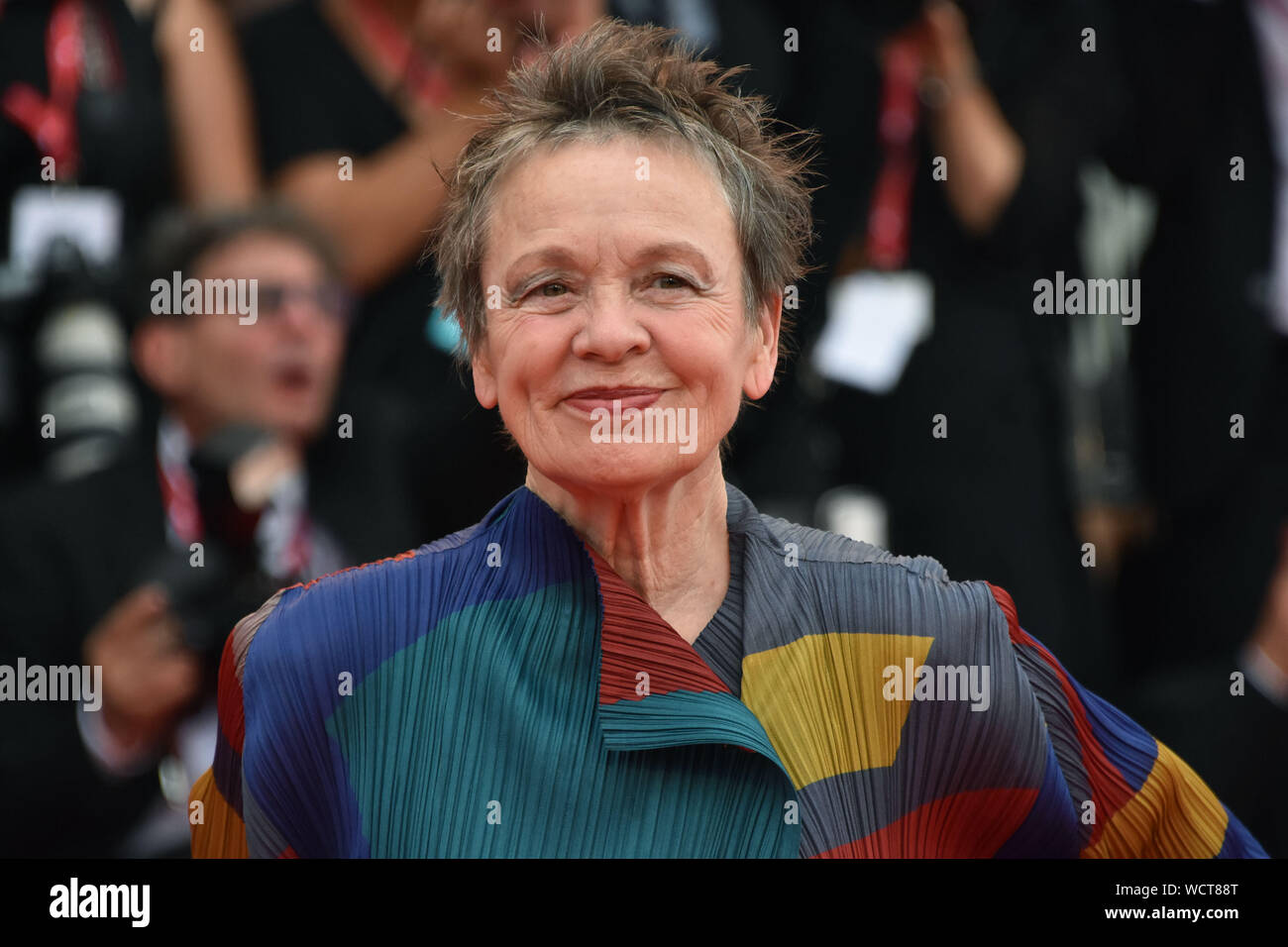 Venecia, Italia. 28 Aug, 2019. Laurie Anderson camina por la alfombra roja antes de la ceremonia de apertura durante el 76º Festival Internacional de Cine de Venecia en la Sala de Casino, el 28 de agosto de 2019 en Venecia, Italia. Crédito: Andrea Merola/despertar/Alamy Live News Foto de stock