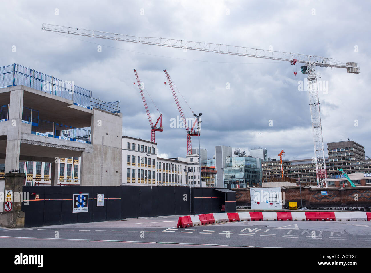 Londres, Reino Unido - Agosto 2019: Enorme Construction Yard con tres grandes grúas trabajando en nuevos desarrollos inmobiliarios en el centro de Londres Foto de stock