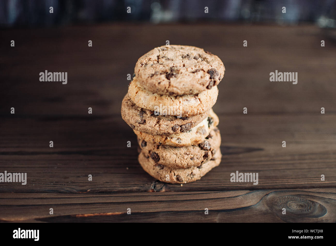 Una pila de galletas de chocolate yace sobre una mesa de madera. Tabla de estilo rústico. Vintage tonificación. Cookies útil la dieta sin gluten. Copie el espacio. Foto de stock