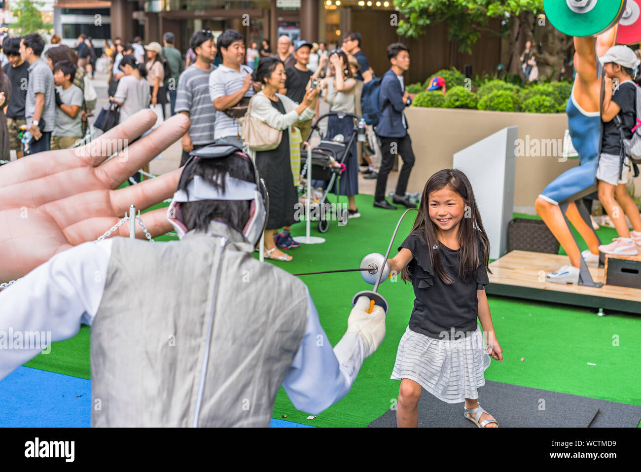 Evento para los Juegos Olímpicos de Tokio en 2020. Los transeúntes podían probar cualquiera cercando a redescubrir los límites superado por los atletas. Foto de stock