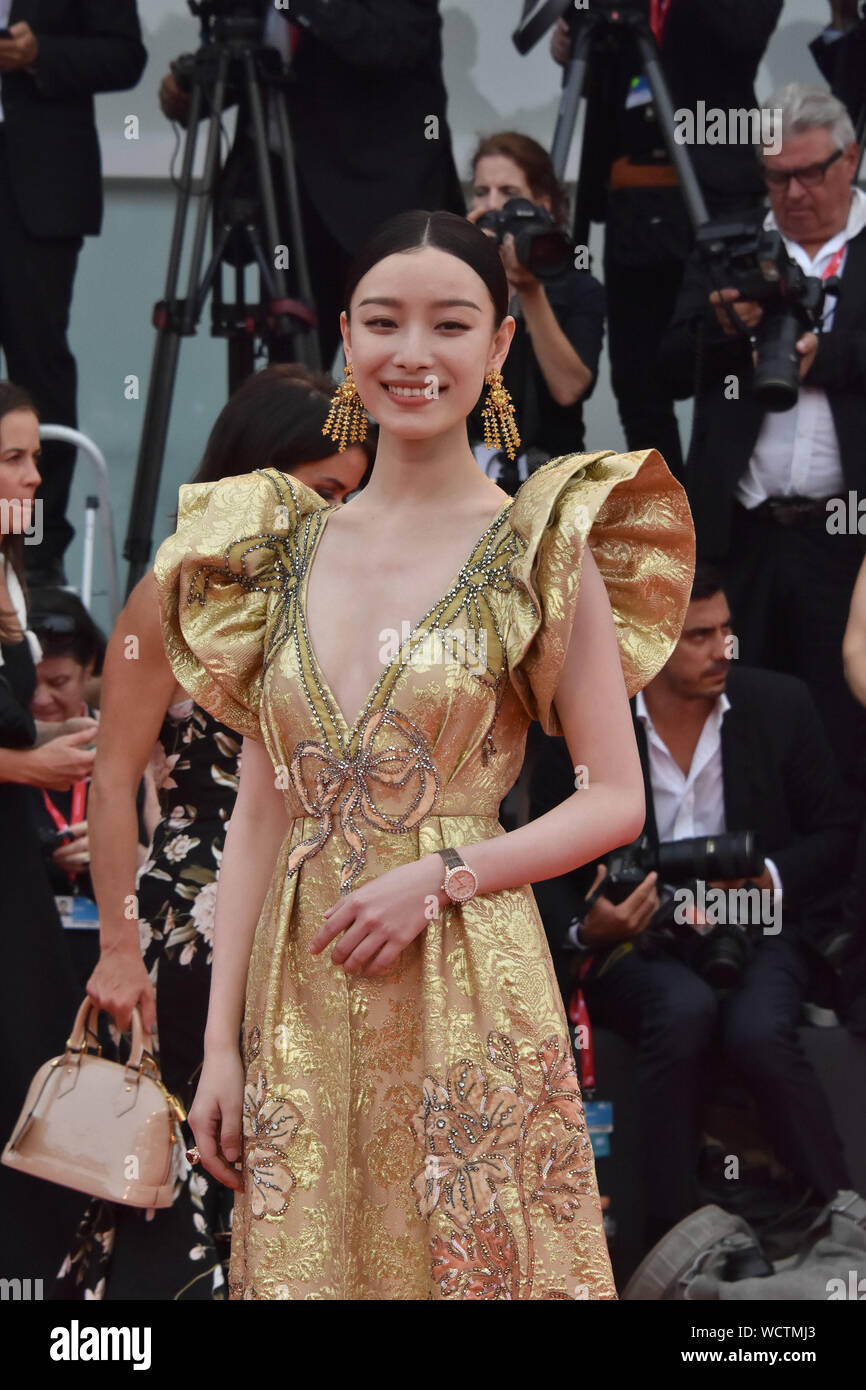 Venecia, Italia. 28 Aug, 2019. Ni ni camina por la alfombra roja antes de la ceremonia de apertura durante el 76º Festival Internacional de Cine de Venecia en la Sala de Casino, el 28 de agosto de 2019 en Venecia, Italia. Crédito: Andrea Merola/despertar/Alamy Live News Foto de stock